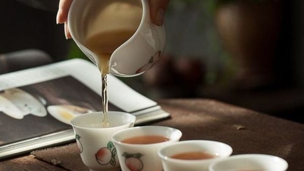 Chén tống là một trong những dụng cụ pha trà cần thiế. Nguồn: Internet