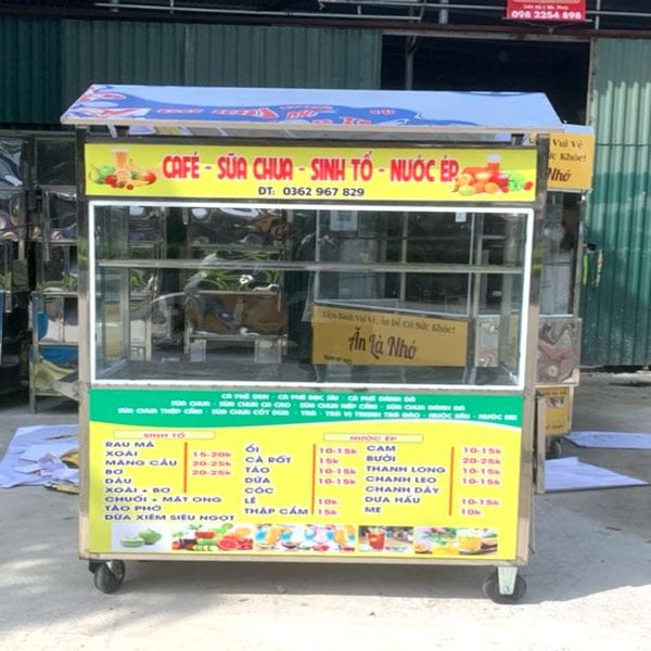 Xe đẩy nước ép sinh tố bán đa dạng các loại món uống. Nguồn: internet