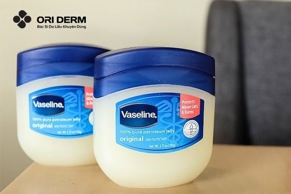Tẩy da chết môi bằng muối, đường và vaseline