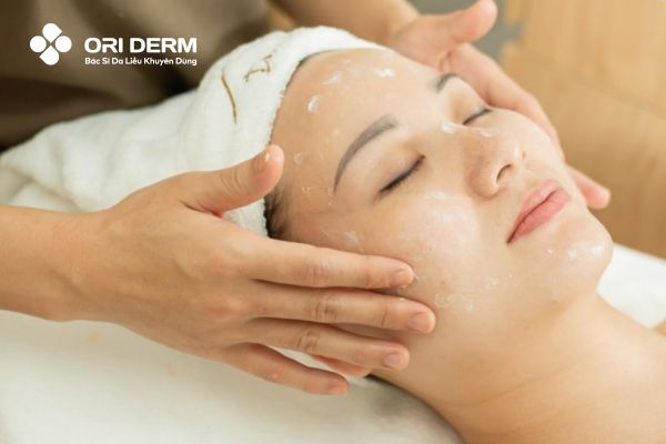 Bước 5: Vệ sinh da, thoa thuốc làm dịu da và dưỡng ẩm