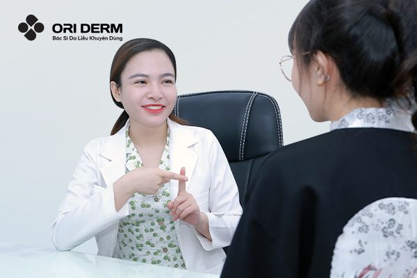 Khi nào nên gặp Bác Sĩ Da Liễu để trị mụn ẩn trên trán?