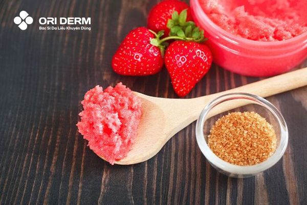 Tạm biệt bờ môi xỉn màu với dâu tây và đường nâu