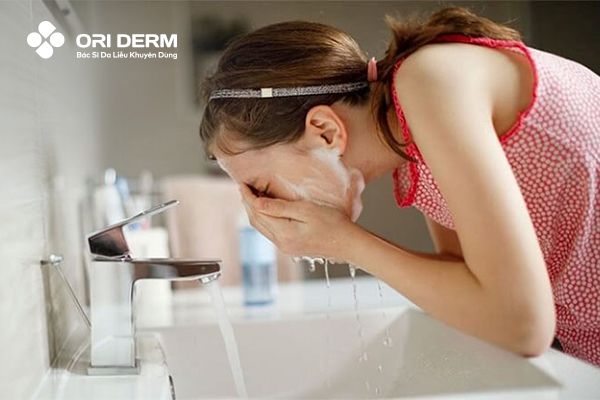 Lợi ích của việc sử dụng sữa rửa mặt trị mụn cho tuổi dậy thì