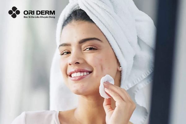 Mặt Mụn Có Nên Dùng Nước Tẩy Trang Không? Lưu Ý Khi Sử Dụng