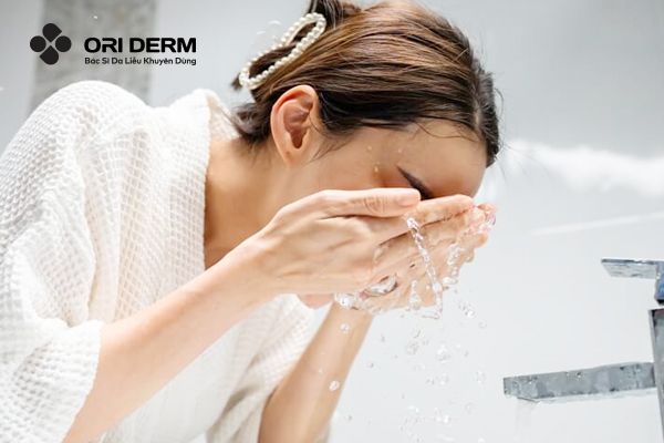 Làm sạch da (tẩy trang và rửa mặt)