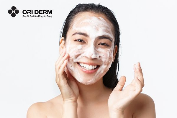 Làm sạch da trước khi trang điểm