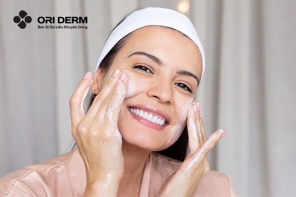 Rửa mặt với sữa rửa mặt dịu nhẹ