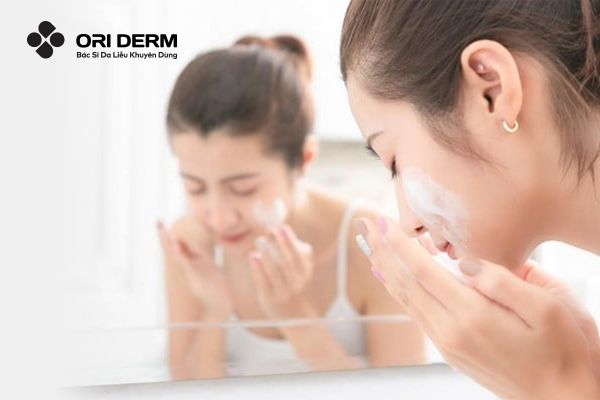 Bước 1: Tẩy trang và rửa mặt