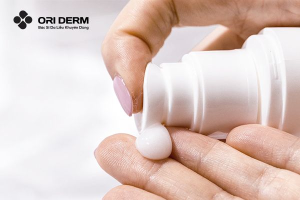 Thoa kem dưỡng ẩm