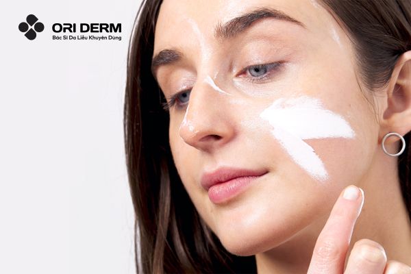 Bôi kem chống nắng để bảo vệ da vào ban ngày