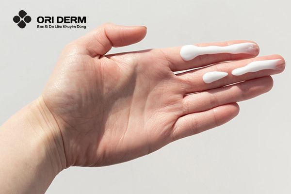 Bôi kem chống nắng