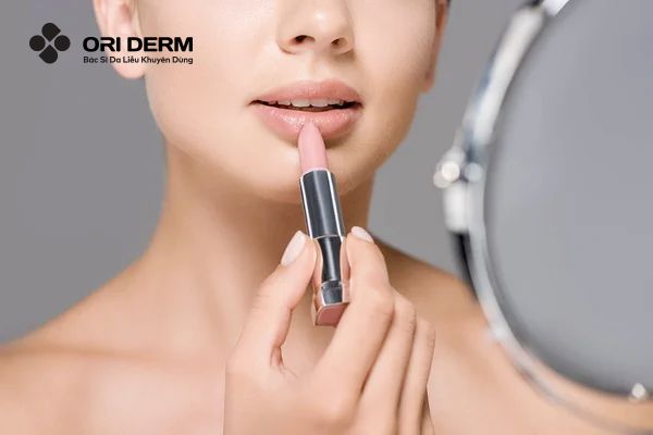 Trang điểm mắt và môi nhẹ nhàng