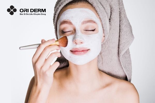 Sử dụng mặt nạ đất sét để hấp thụ dầu thừa