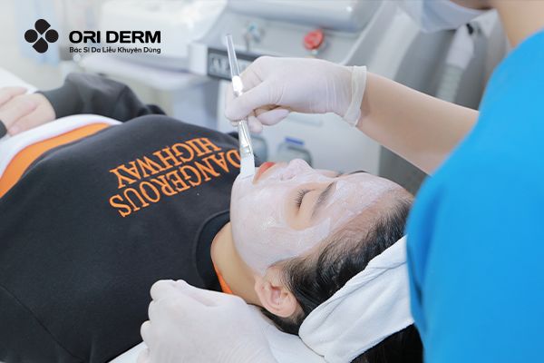 Đắp mặt nạ hỗ trợ trị mụn ẩn trên trán