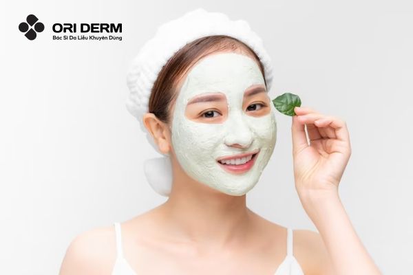 Đắp mặt nạ đất sét hỗ trợ điều trị mụn ẩn