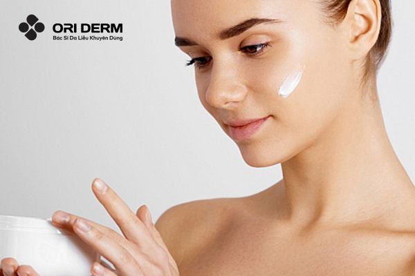 Cấp ẩm da khô bằng kem dưỡng ẩm