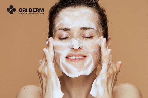 Dùng mỹ phẩm chứa các thành phần trị mụn