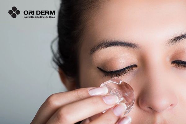 Chườm đá lạnh giảm mụn sưng viêm ở mũi
