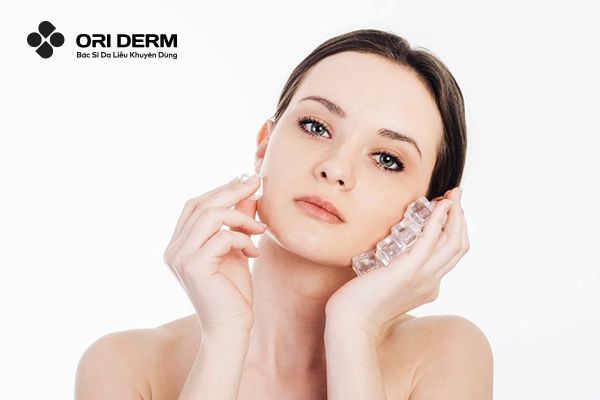 Trị mụn viêm ở má bằng cách chườm đá lạnh