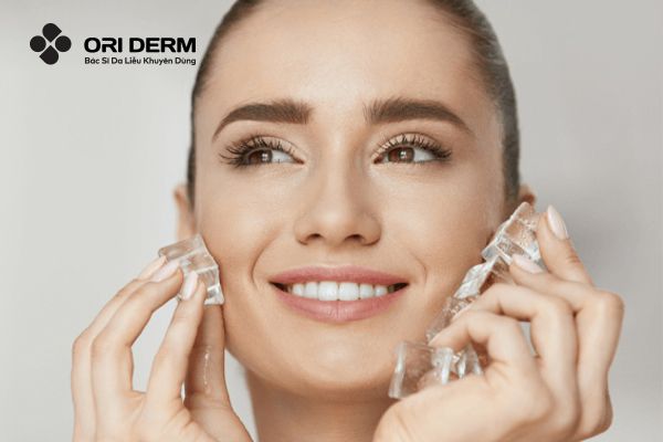 Chườm đá lên vùng da bị mụn