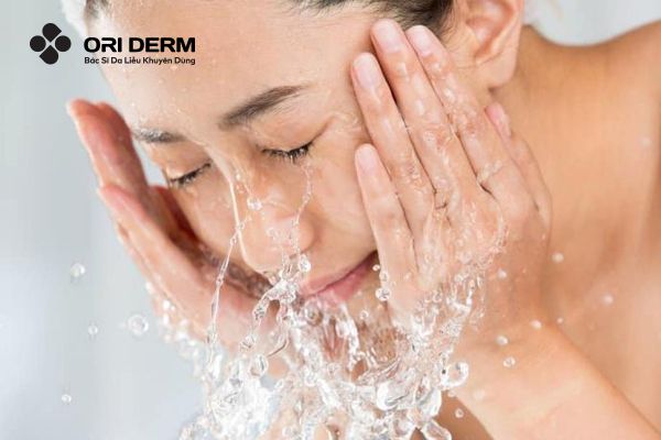Làm sạch da mặt đúng cách giúp giảm nhờn