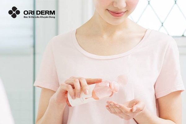 Dùng nước cân bằng da