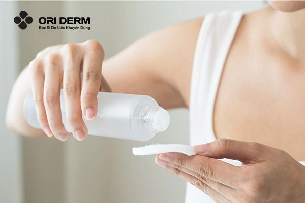 Hướng dẫn sử dụng nước tẩy trang đúng cách cho da mụn