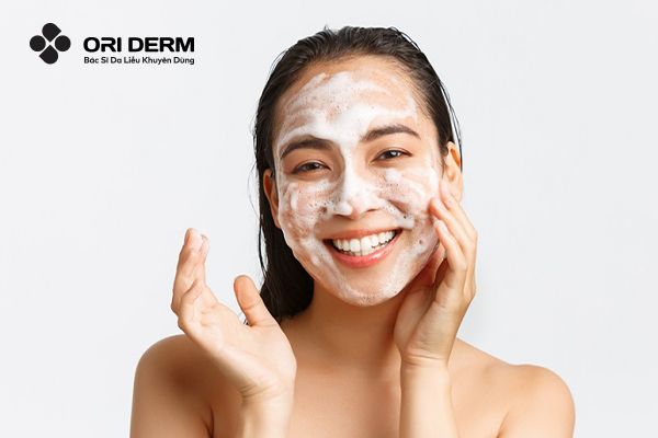 Dùng sữa rửa mặt sạch sâu