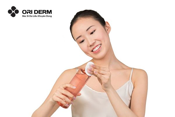 Dùng toner để cân bằng da