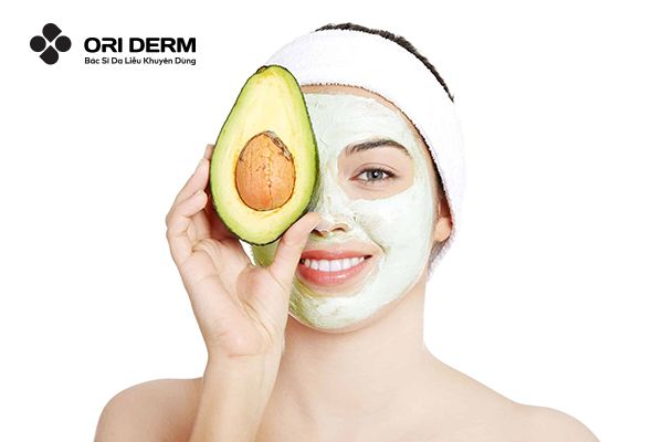 Dùng trái bơ để dưỡng ẩm da khô mụn