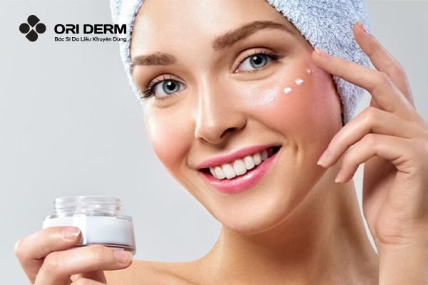 Sử dụng kem dưỡng ẩm cho da mặt bị khô