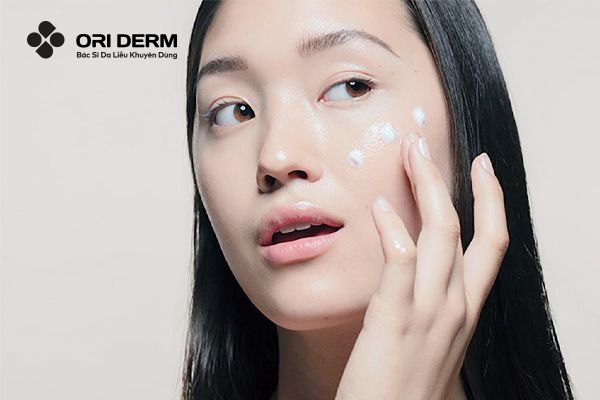 Vì sao nên dùng kem dưỡng ẩm cho da dầu mụn?