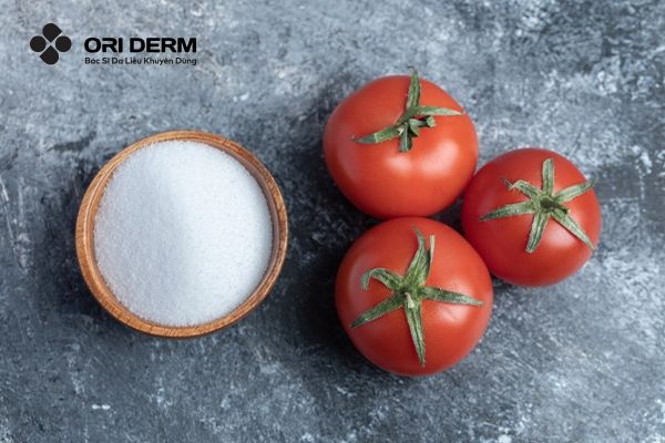 Tẩy tế bào chết môi hiệu quả với đường và cà chua
