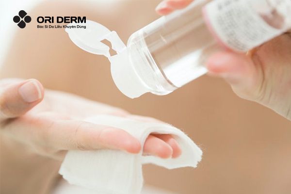 5 tiêu chí chọn toner cho da dầu mụn lỗ chân lông to