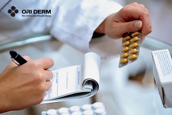 Dùng thuốc kê đơn của Bác sĩ da liễu