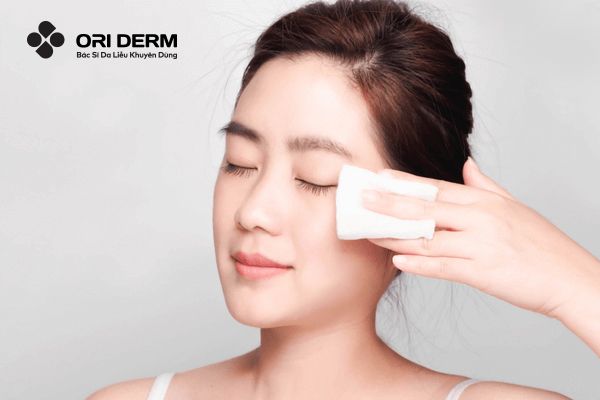 Lau sạch vùng da bị vỡ mụn