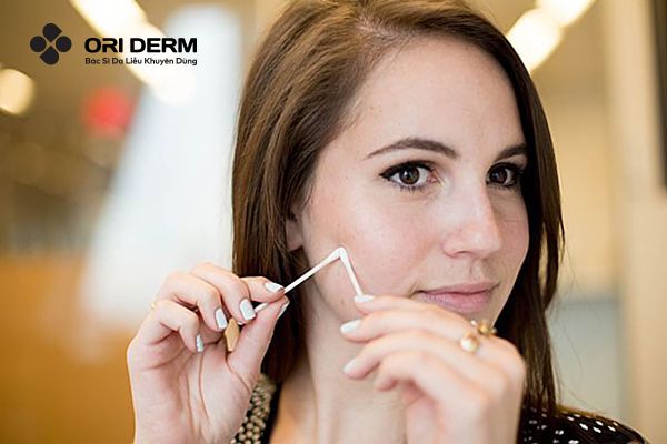 Xử lý mụn viêm bị vỡ bằng cách lấy sạch nhân mụn