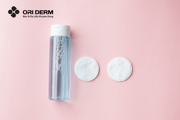 Nên chọn nước tẩy trang cho da dầu mụn nhạy cảm như thế nào?