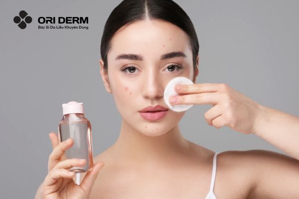 Mặt mụn có nên dùng nước tẩy trang không?