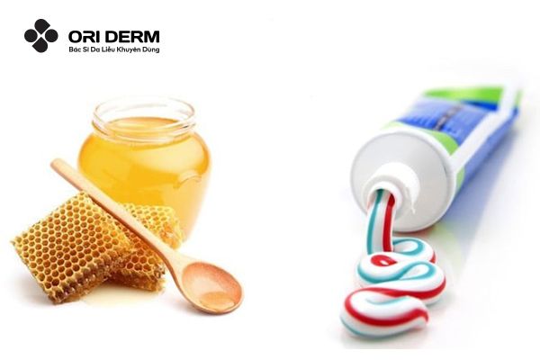 Kết hợp kem đánh răng và mật ong nguyên chất để tẩy da chết ở môi
