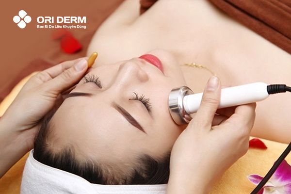 Chiếu ánh sáng kết hợp điện di giảm thâm, trắng da