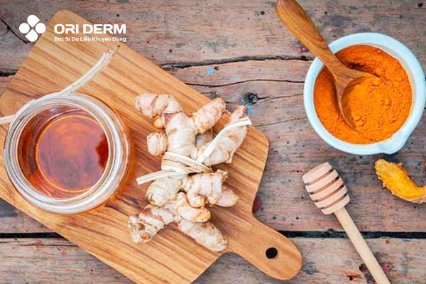 Trị mụn thâm bằng nghệ tươi và mật ong