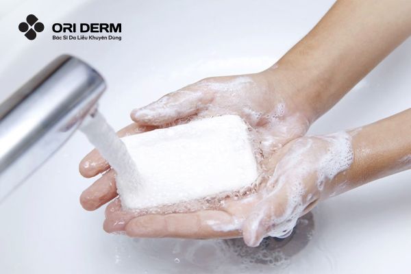 Hướng dẫn sử dụng xà phòng trị mụn lưng