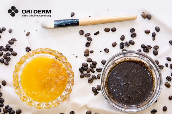 Tẩy tế bào chết cho môi thâm bằng cà phê và mật ong