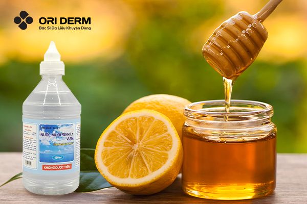 Kết hợp nước muối sinh lý với chanh và mật ong