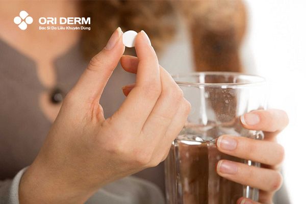 Uống thuốc kháng sinh