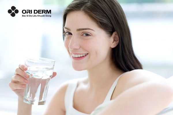Uống nhiều nước để cải thiện da không đều màu