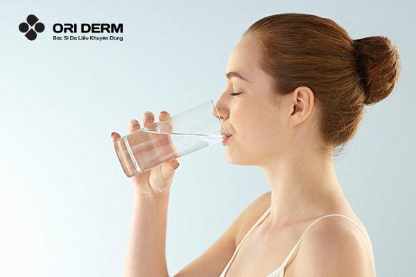 Uống đủ nước mỗi ngày