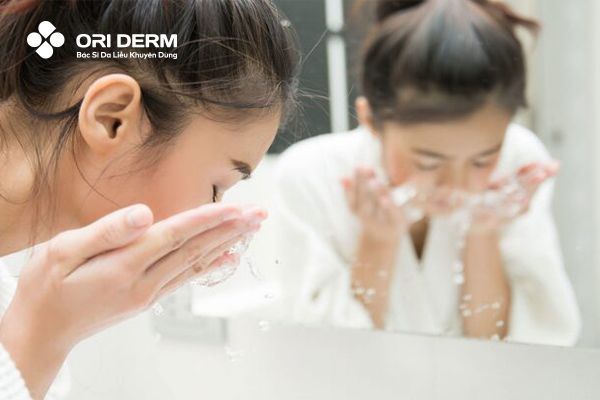 Làm sạch da với sữa rửa mặt
