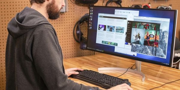 Màn hình ultrawide với không gian hiển thị rộng theo chiều ngang